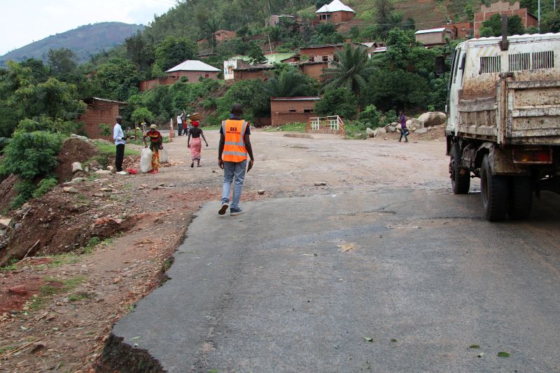 7 11 2025, une délégation de la BM se rend sur le tronçon Bujumbura-Gitaza à réhabiliter