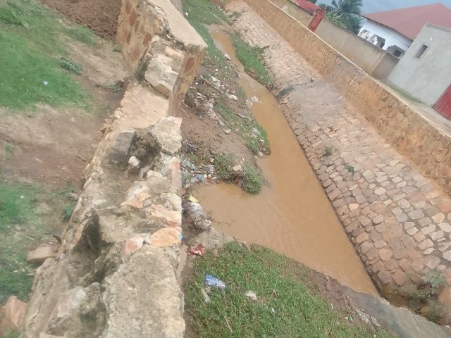 Préparatifs à la saison pluvieuse : Travaux d&rsquo;échantillonnage pour le triage des déchets des drains et du bassin de la rivière Gasenyi