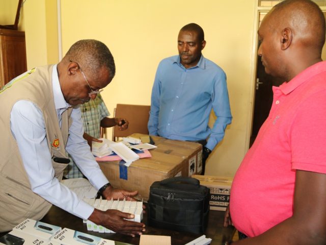 Le coordonnateur adjoint du PRT remet un équipement de bureau et de communication à l&rsquo;IGEBU